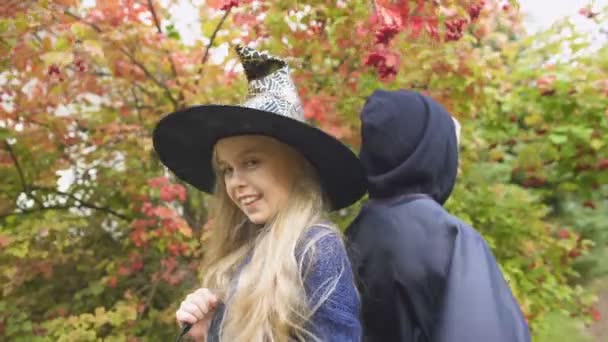 Aranyos Lány Boszorkány Kalap Fiú Köpeny Pózol Kamera Erdőben Halloween — Stock videók