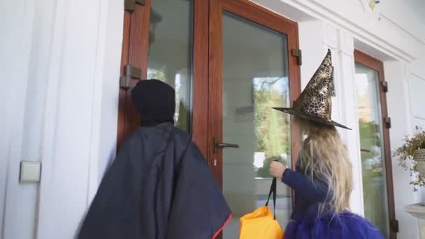 Children Walk Neighbor House Sweets Halloween Trick Treating — Stock Video