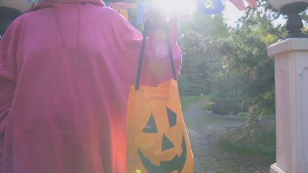 Mujer Sosteniendo Trick Treat Bag Pidiendo Dulces Entrada Fiesta Halloween — Vídeos de Stock