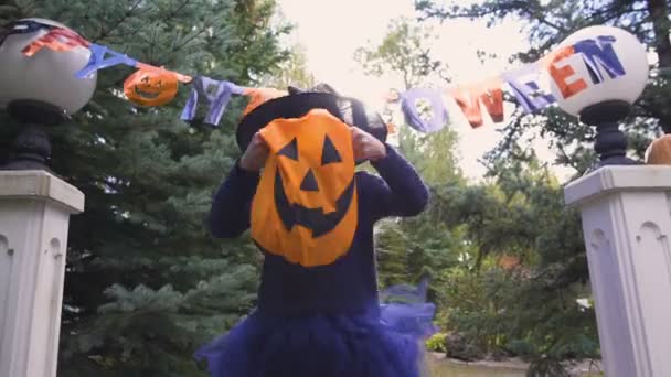 Kleine Heks Eist Snoepjes Bij Ingang Van Halloween Party Halloween — Stockvideo