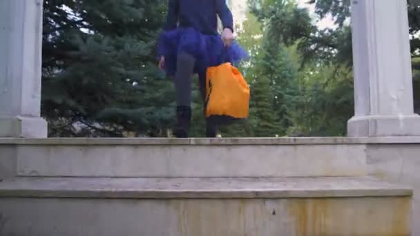 Schattig Meisje Lopen Met Trick Treat Bag Gaan Naar Buurman — Stockvideo