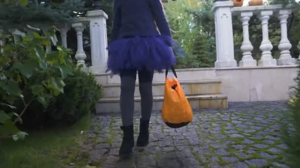 Dziewczynka Cukierek Albo Psikus Worek Spaceru Sąsiadów Cukierki Halloween — Wideo stockowe