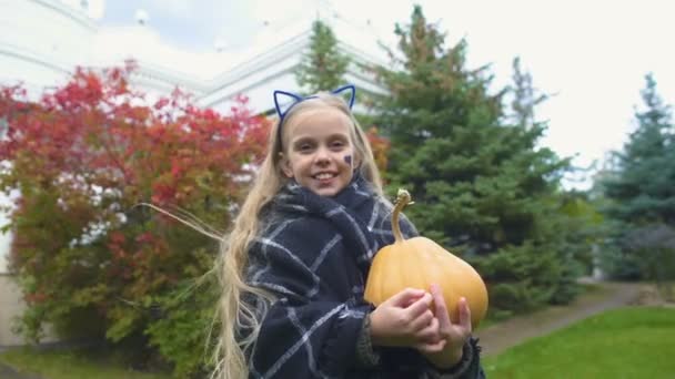 Neşeli Kız Başparmak Ortaya Jack Balkabağı Cadılar Bayramı Için Sonbahar — Stok video