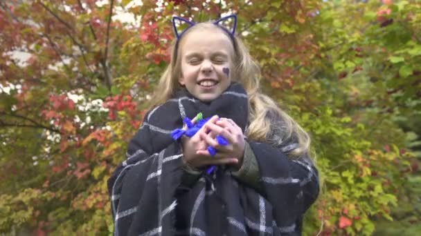 Menina Alegre Segurando Doces Dançando Livre Desfrutando Férias Halloween — Vídeo de Stock