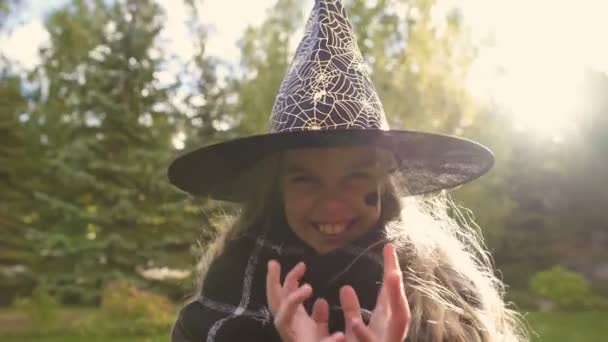 Flicka Som Leker Ond Häxa Ilsket Välljud Kamera Part Halloweenfirande — Stockvideo