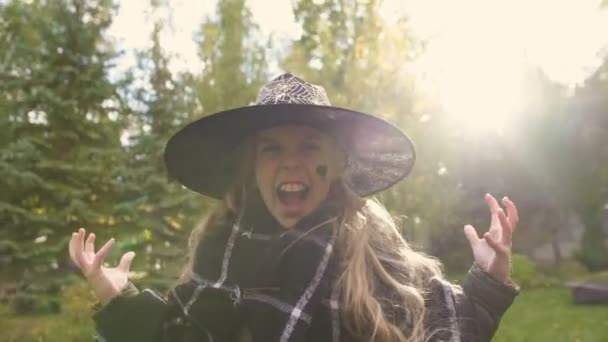 Liten Flicka Häxa Kostym Ryter Kameran Och Skrämmer Tittaren Halloween — Stockvideo