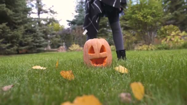 Menina Feliz Tomando Abóbora Jack Mãos Jogando Quintal Celebração Halloween — Vídeo de Stock