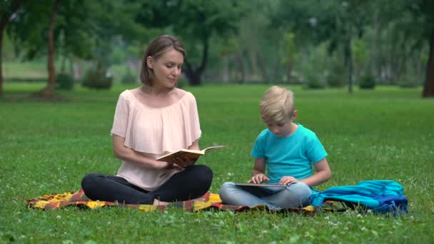 Mãe Livro Leitura Filho Usando Tablet Educação Alternativa Com Tecnologias — Vídeo de Stock