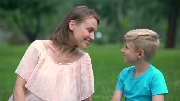 Matka Syn Nuzzling Spędzać Czas Razem Zewnątrz Jedność Kochającą Rodzinę — Wideo stockowe