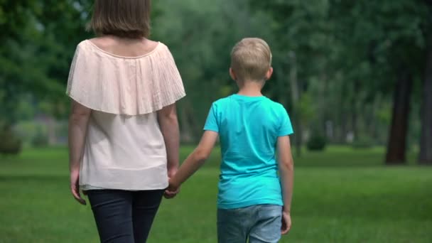 Mulher Menino Mãos Dadas Caminhando Juntos Conceito Proteção Social — Vídeo de Stock