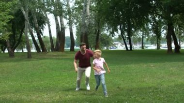 Park, yaz hafta sonu tadını oğlu, tek ebeveyn ile çocuk ile baba çalış