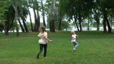 Anne ve oğlu yakalamak Park, oyun için teşekkürler zaman birlikte, mutlu çocukluk