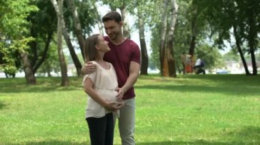 Hamile Aile parkı, mutlu Doğum ve Doğum öncesi bakım kamera için poz