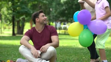 Anne ve oğlu Doğum günü, sürpriz yakın kişilerden gelen Baba tebrik