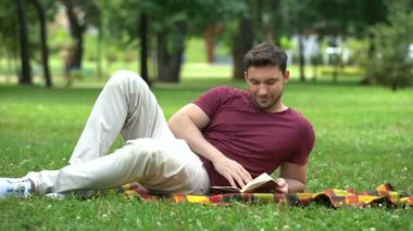 Aile sürpriz hediye babama babalar günü vermek veya onun Doğum günü kutluyor