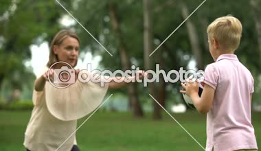 Çocuk Parkı, mutlu aile hafta sonu, sağlıklı yaşam anne futbol oynamak