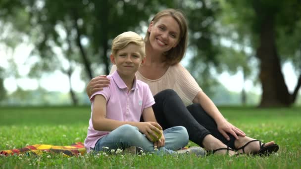 Niño Sosteniendo Manzana Sentado Con Madre Parque Concepto Nutrición Saludable — Vídeo de stock