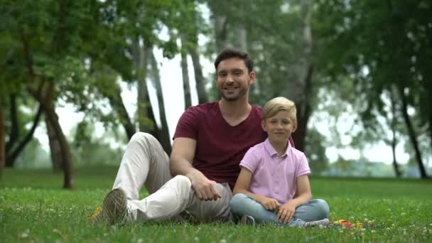 Man Jongen Toon Duimschroef Opwaarts Sociale Ondersteuning Voor Alleenstaande Ouder — Stockvideo