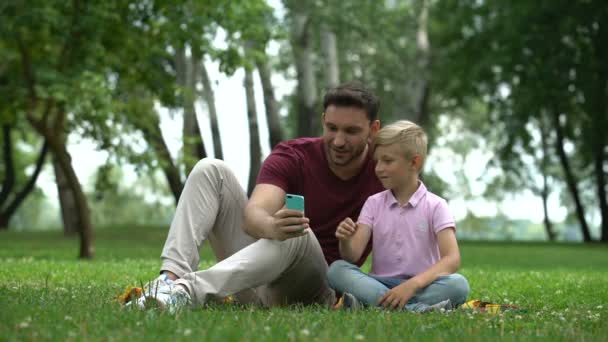 Apa Gyermeke Selfie Smartphone Hogy Elfog Boldog Családi Pillanat — Stock videók