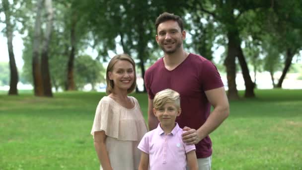 Família Feliz Posando Para Câmera Conceito Vida Segura União Apoio — Vídeo de Stock