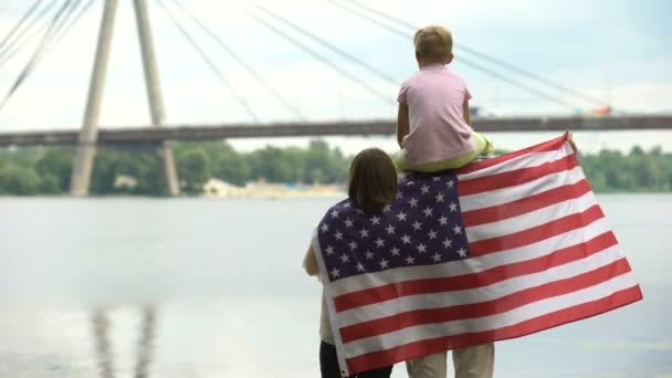Família Envolta Bandeira Americana Olhando Para Ponte Imigração Dia Independência — Vídeo de Stock