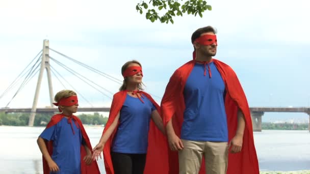 Coraggioso Supereroe Famiglia Guardando Sicurezza Della Città Potente Squadra Andando — Video Stock