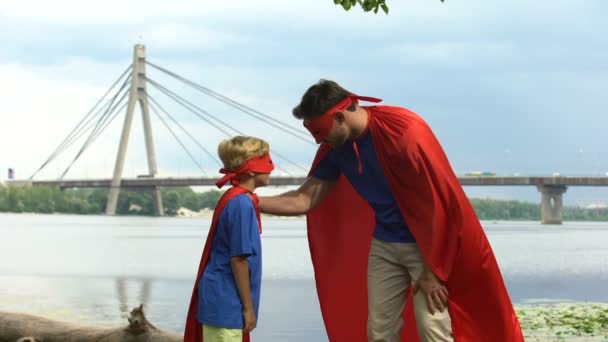 Superman Inspireert Zoon Superheld Winnen Vaderlijke Ondersteuning Advies Voor Echte — Stockvideo