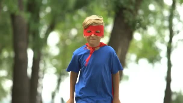超级英雄男孩在公园里玩耍 假装飞 勇敢的孩子和赢家的概念 — 图库视频影像