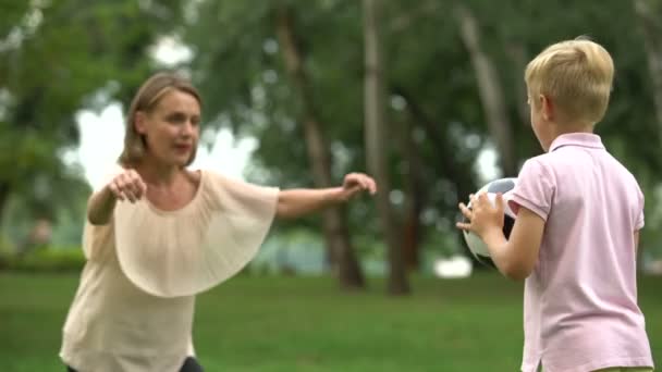 Chico Jugando Fútbol Con Mamá Parque Feliz Fin Semana Familiar — Vídeos de Stock