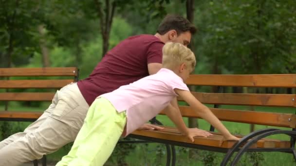 Padre Enseñando Hijo Hacer Flexiones Banco Estilo Vida Activo Deporte — Vídeos de Stock