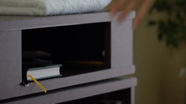 Yatak odası, vicdansız işçi istemcisinin cüzdanından para çalmak Oda hizmetçisi