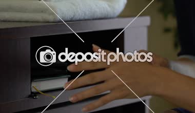 Hizmetçi dolar cüzdanından istemci bunun yerine Temizleme, kötü otel servisi çalmak