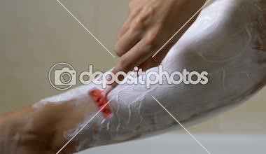 Bacaklarını banyoda tarihinden önce traş kadın romantik bir gece için hazırlanıyor