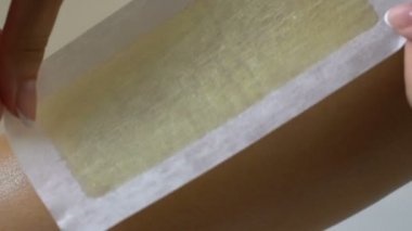 Kadın bacaklarını banyo, uzun süreli epilasyon, aşırı ağda yakın çekim