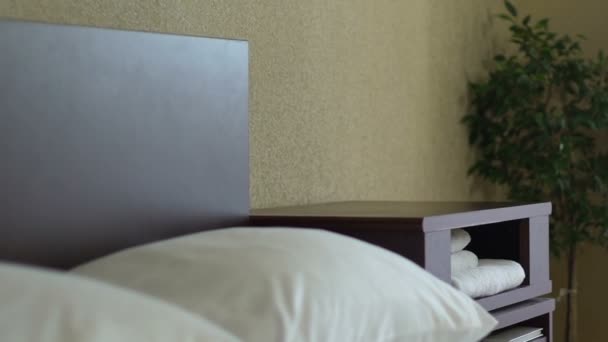 Hizmetçi Odasında Beş Yıldızlı Bir Otelin Sabah Birinci Sınıf Hizmeti — Stok video