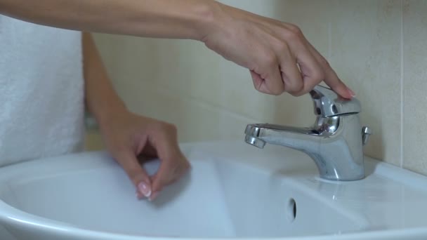 早上在浴室洗脸的女人 清凉的水 护肤品 — 图库视频影像