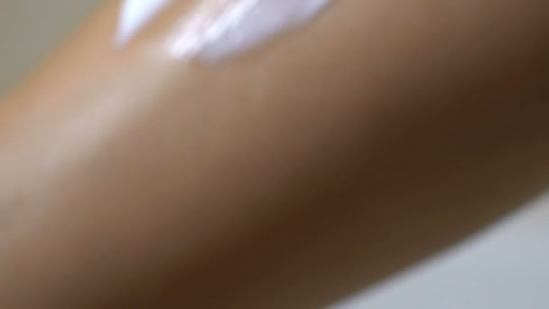 Mujer Aplicando Crema Después Afeitarse Las Piernas Baño Cosméticos Cuidado — Vídeo de stock