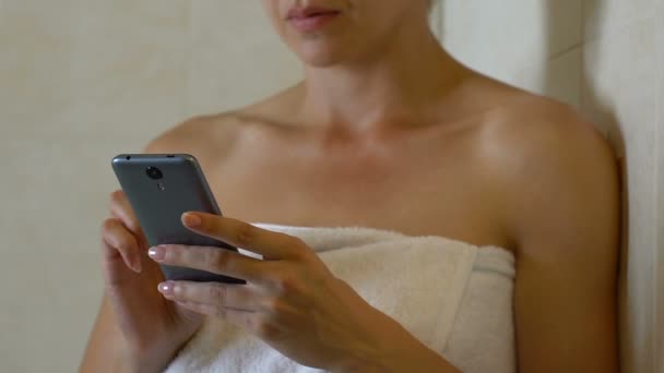 Kadın Banyoda Çevrimiçi Iletişim Cep Telefonu Üzerinde Arkadaşlarınızla Sohbet — Stok video