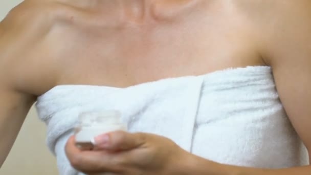 Mujer Aplicando Crema Hidratante Para Cara Después Del Baño Cosméticos — Vídeos de Stock