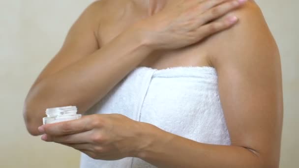 Kobieta Stosując Krem Odżywczy Ciała Prysznicem Kosmetologia Odmładzanie — Wideo stockowe