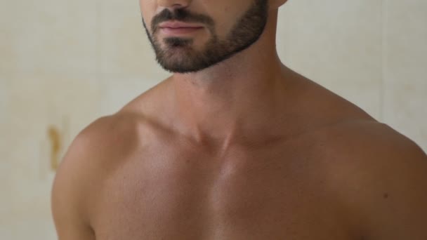 Homem Orgulhosamente Tocando Sua Barba Bigode Frente Espelho Banheiro — Vídeo de Stock
