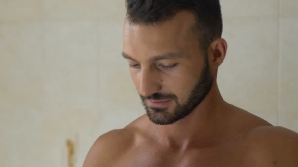 Homme Passant Soie Dentaire Devant Miroir Dans Salle Bain Soins — Video