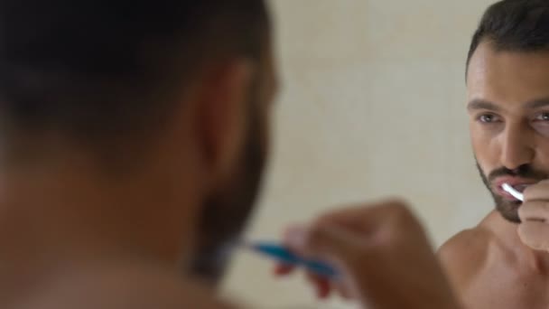 Man Borsta Tänderna Framför Spegeln Badrummet Tandvård Hälsosam Rutin — Stockvideo
