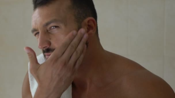 Hombre Aplicando Loción Después Del Afeitado Baño Piel Irritada Ardiente — Vídeo de stock
