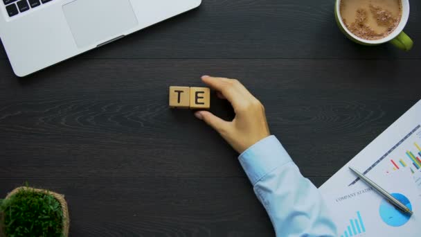 Trabajo Equipo Mujer Negocios Haciendo Frase Cubos Actividades Colectivas — Vídeos de Stock