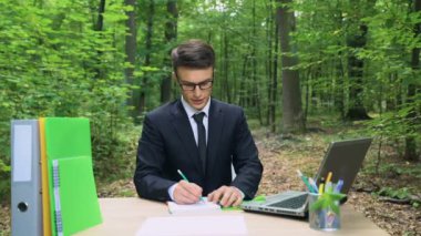 Yeşil Park 'ta doğadan esinlenerek proje üzerinde çalışan genç bir yönetici.