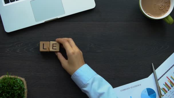 リーダーシップ ビジネスの女性のチームは 電源をリードする能力 キューブの単語を作る — ストック動画