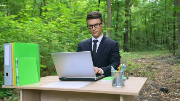 Seriöser Geschäftsmann Anzug Arbeitet Laptop Schreibtisch Wald Frischer Luft — Stockvideo