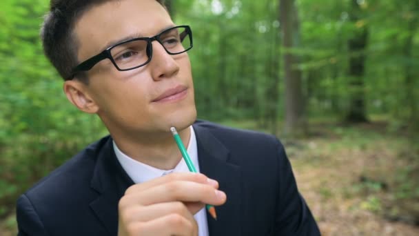 Jungunternehmer Schreibt Gute Ideen Arbeitet Schreibtisch Grünen Wald — Stockvideo