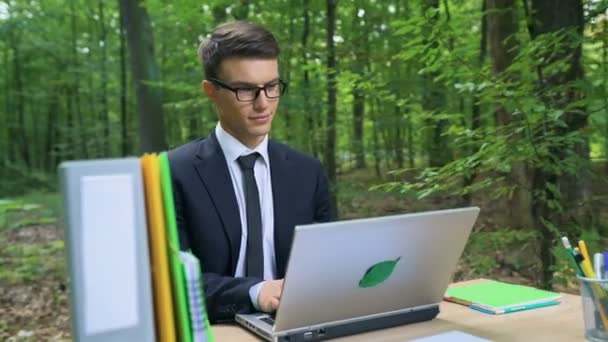 Feliz Joven Empresario Terminando Trabajo Relajándose Silla Bosque Verde — Vídeo de stock